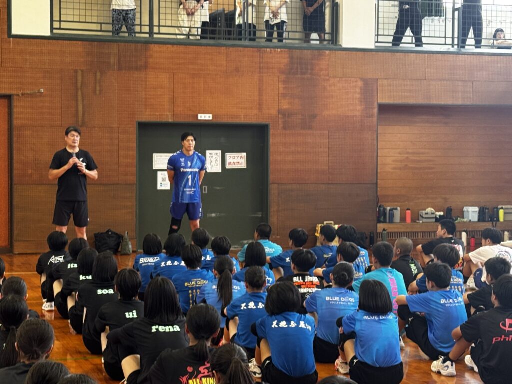 清水邦広さんと植田辰哉塾長が選手たちに話す特別練習会